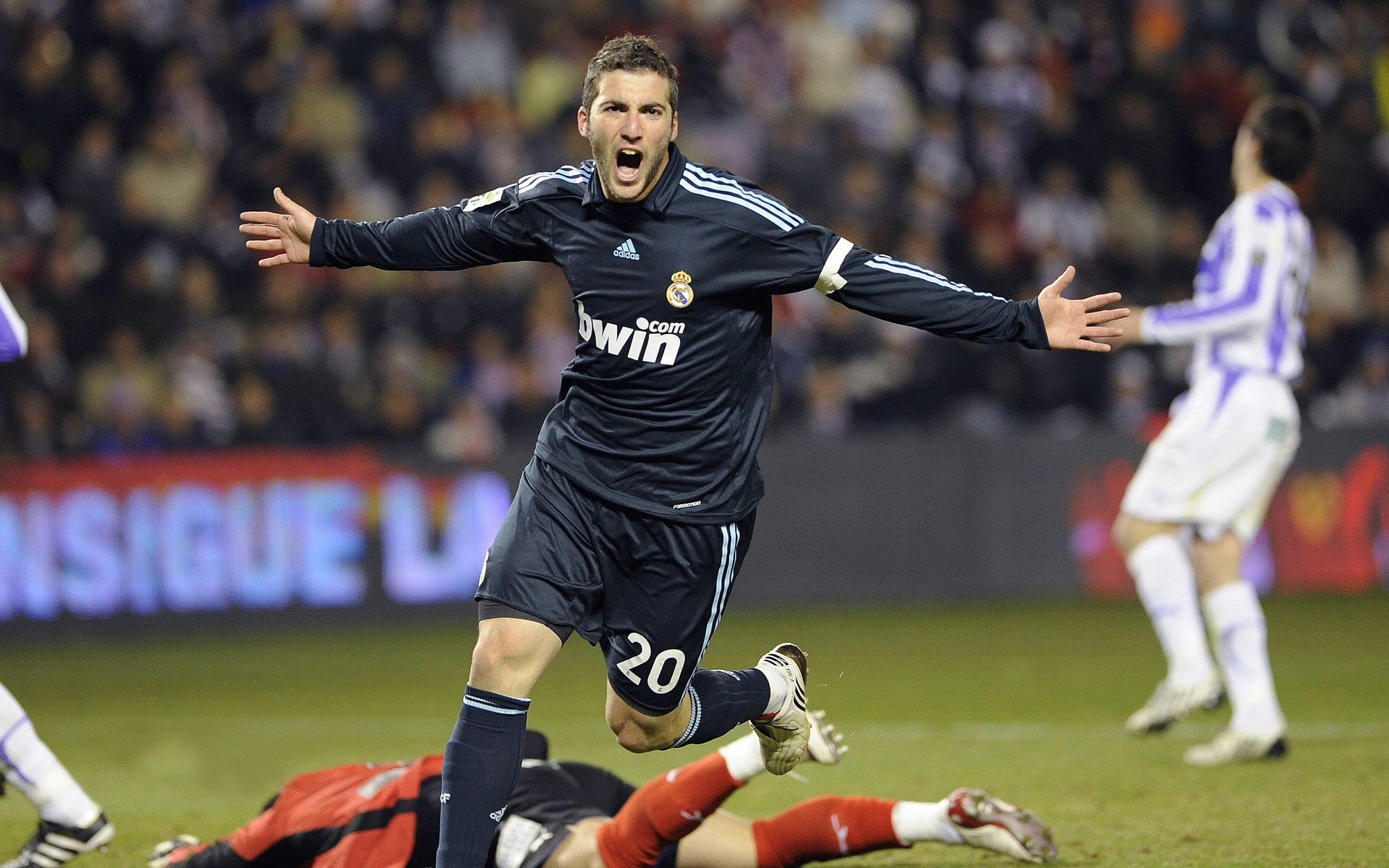 英超争冠焦点战启示录，当公牛速胜成为现代竞技的残酷隐喻